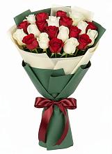 Букет Микс из красных и белых роз в Жуково