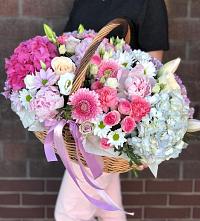 Цветочная композиция из Розы, Хризантемы, Пионы и Лизиантусы в корзине в Жуково
