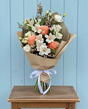 Букет цветов из:  Альстромерии, Лизиантусы, Розы и Хризантемы в Жуково