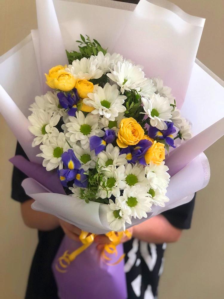 Букет цветов из: Ирисы, Хризантемы и Розы в Жуково