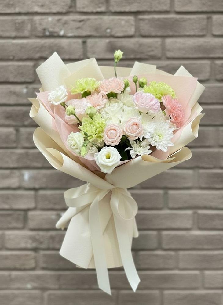 Букет цветов из: Гвоздики, Розы, Лизиантусы и Хризантемы в Жуково