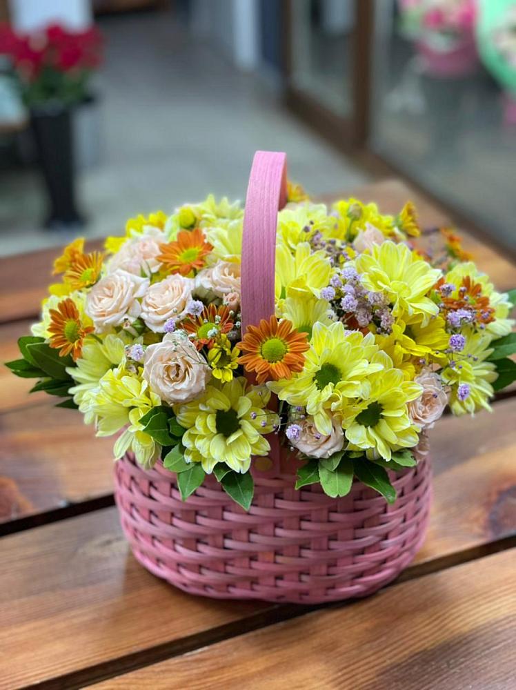 Цветочная композиция из Хризантемы и Розы в корзине в Жуково