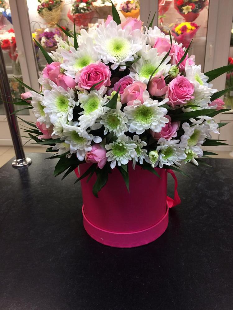 Цветочная композиция из Розы и Хризантемы в шляпной коробке в Жуково