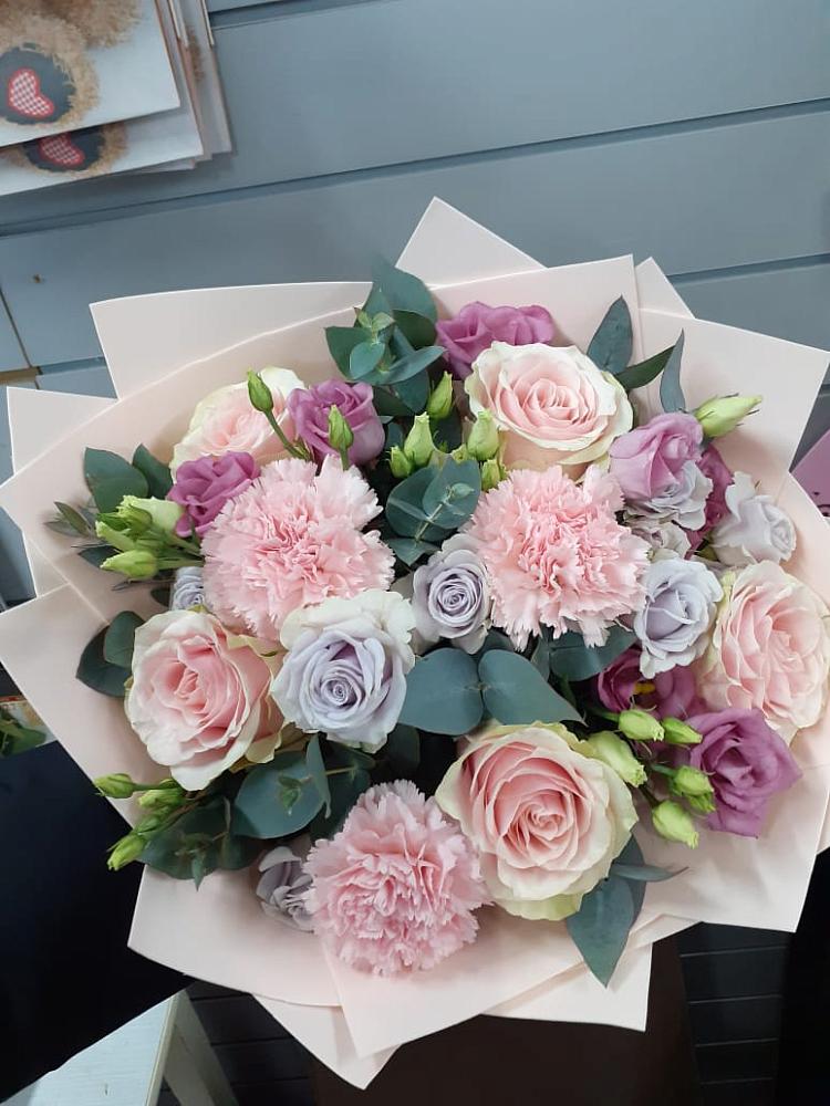 Букет цветов из: Розы, Гвоздики и Лизиантусы в Жуково