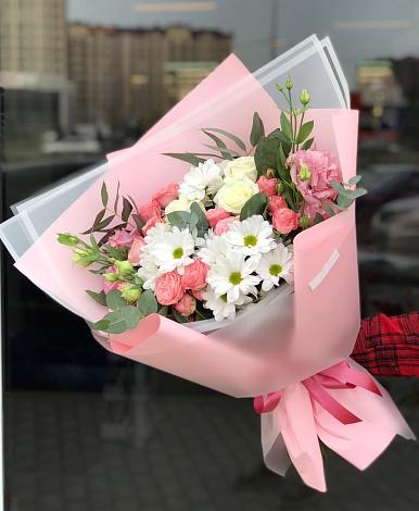 Букет цветов из: Розы, Лизиантусы и Хризантемы в Жуково