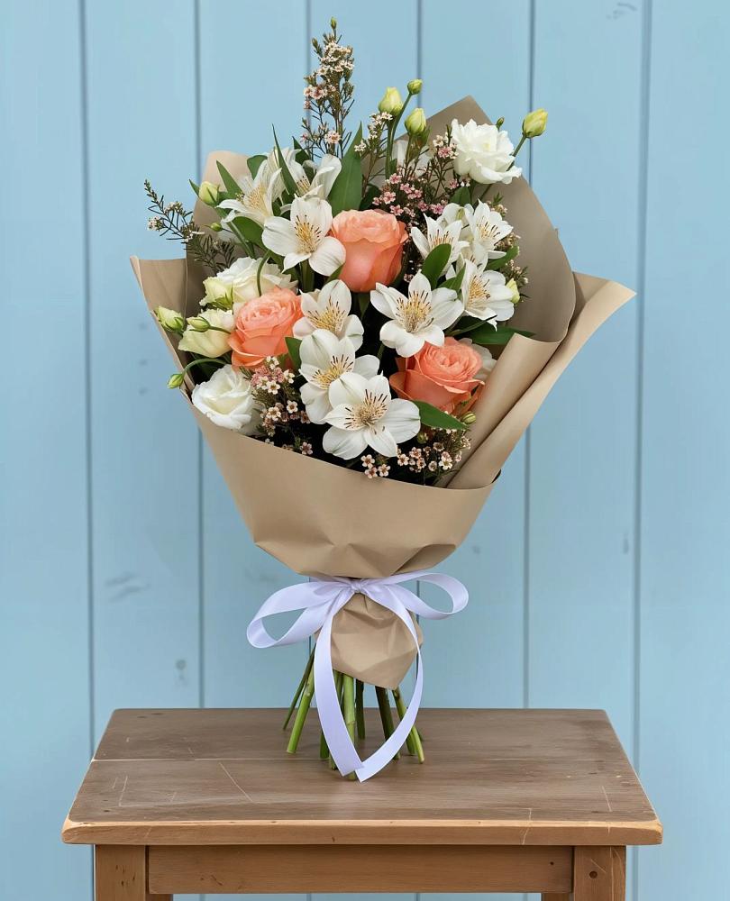 Букет цветов из: Альстромерии, Лизиантусы, Розы и Хризантемы в Жуково